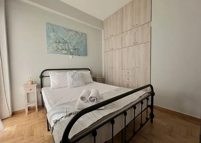 Athenian Cosy Gateaway