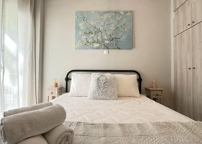 Athenian Cosy Gateaway